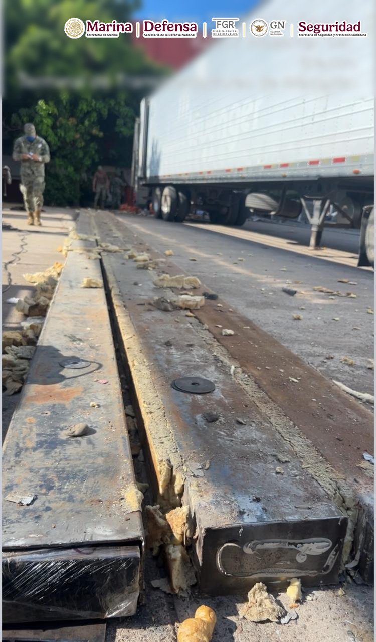 En Mazatlán, aseguran 1.5 toneladas de metanfetaminas ocultas en el doble fondo de un tractocamión